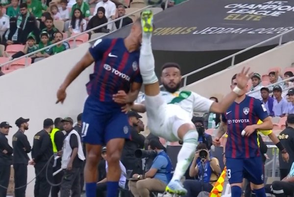 配资炒股导航 灾难表现！吉达国民后卫亚冠开场乌龙，再踢中柔佛前锋面部直红！